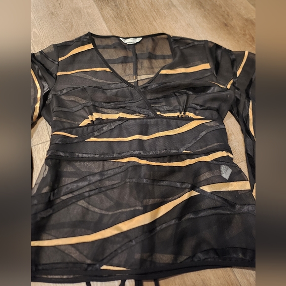 Sheer top with flowy sleeves - Picture 3 of 5